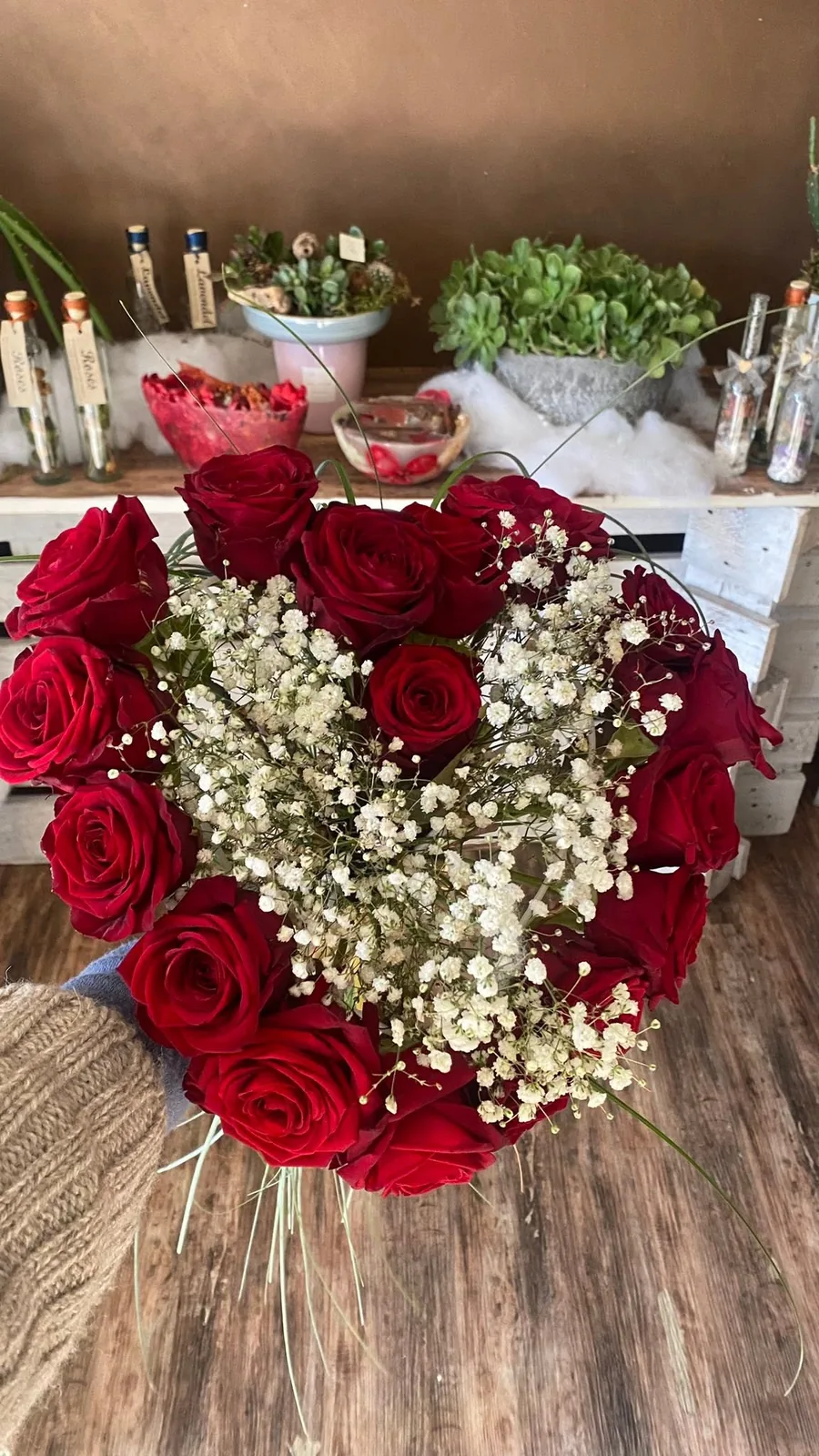 Bouquet artigianale di rose rosse e fiori bianchi